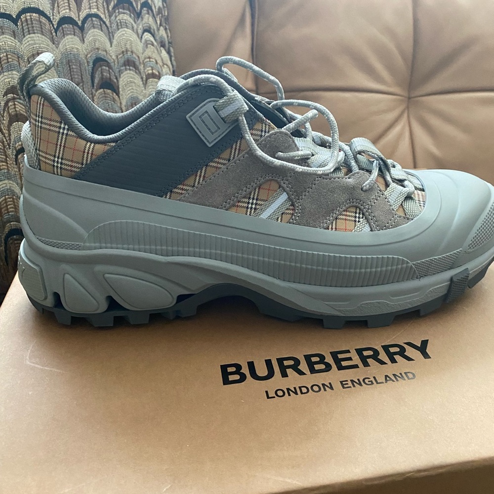 Brand new Burberry Author Story Grey shoes size 8 - Picture 3 of 6